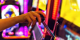 Người chơi heloo88 trải nghiệm sảnh slot online và live casino trên điện thoại